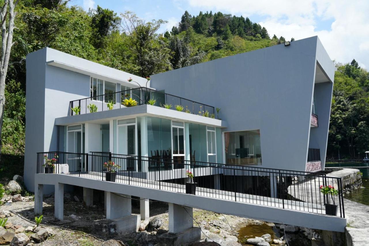 Tiara Bunga Hotel & Villa Balige Exterior photo