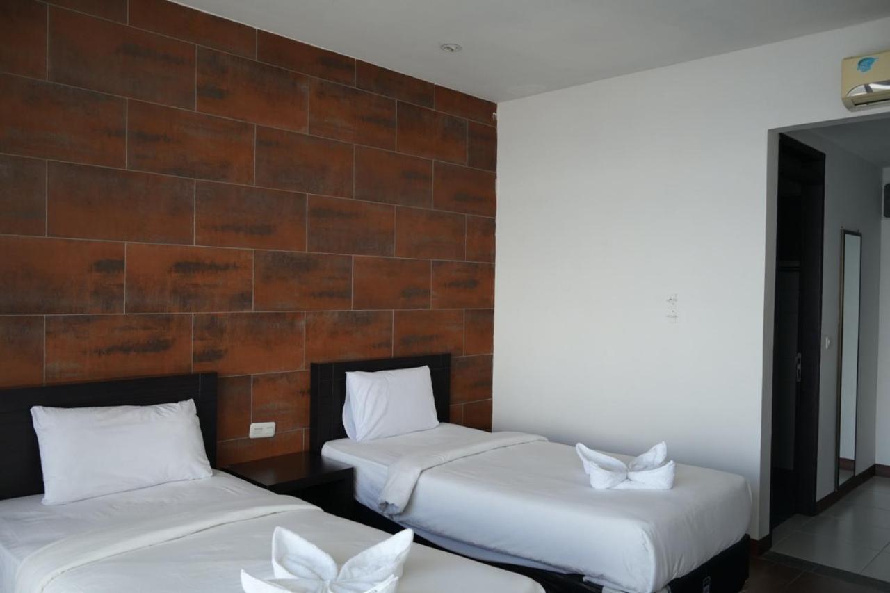 Tiara Bunga Hotel & Villa Balige Exterior photo
